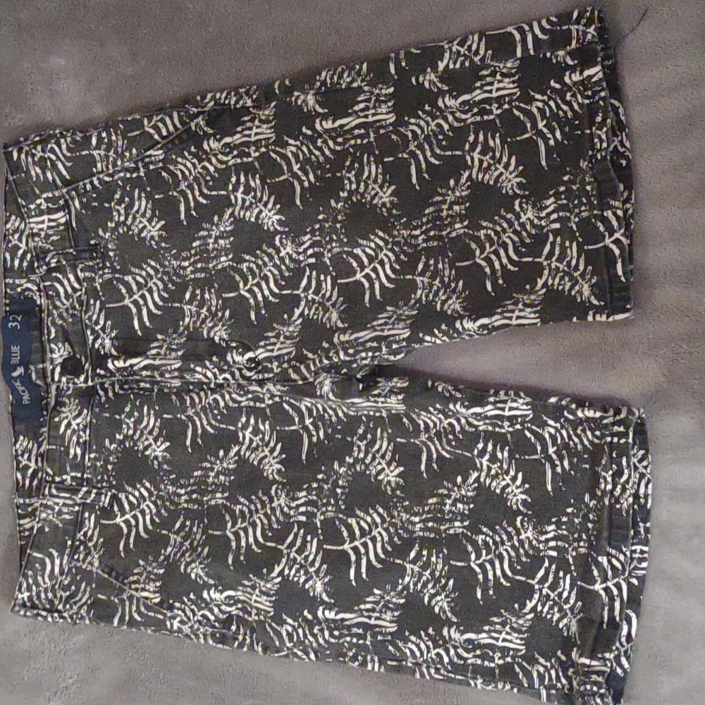 Pacific blue shorts, size 32 waist. blue and white fern pattern design